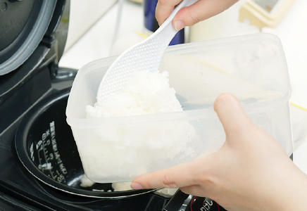 炊飯して食味をみる様子